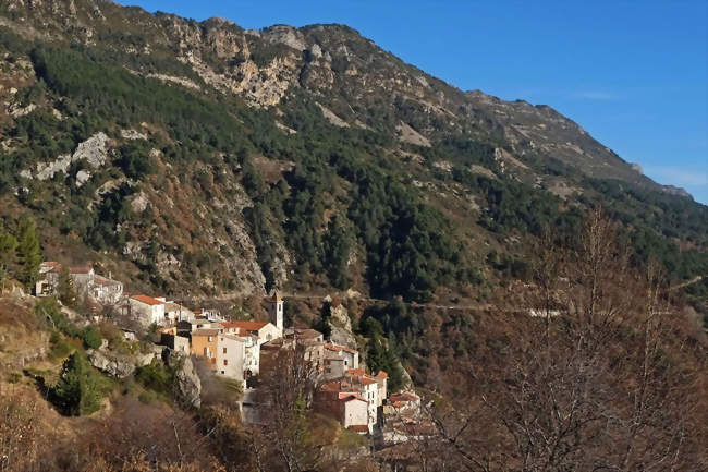 Vue du village depuis le sentier vers la cime des Collettes - Toudon (06830) - Alpes-Maritimes