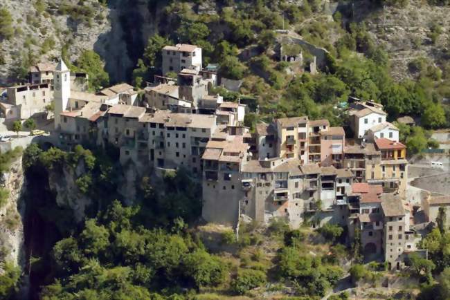 Vue sur le village de Touët-sur-Var - Touët-sur-Var (06710) - Alpes-Maritimes