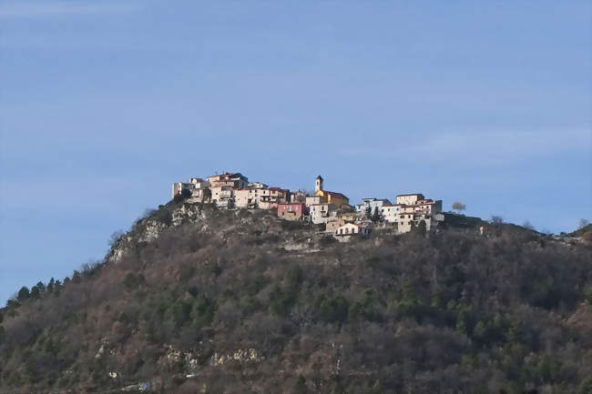 Vue du village de Tourette-du-Château depuis la route de Gilette - Tourette-du-Château (06830) - Alpes-Maritimes