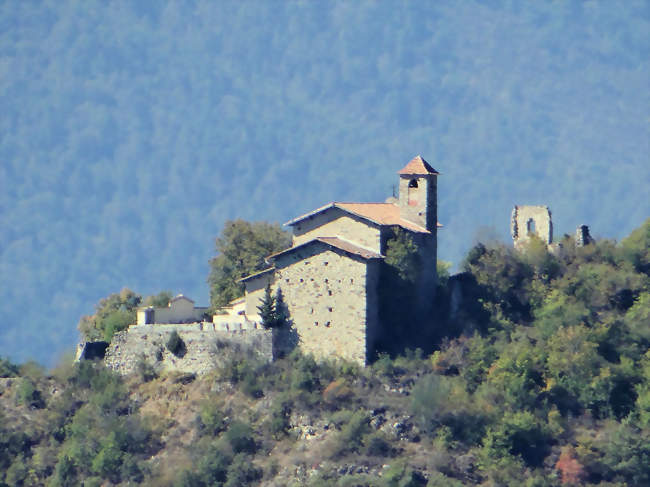 Église du vieux village et ruines vues de La Tour - Tournefort (06420) - Alpes-Maritimes