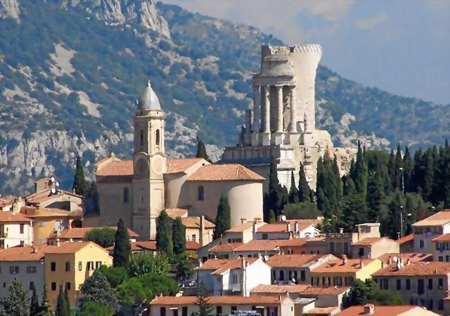 Eglise de La Turbie et Trophée des Alpes - La Turbie (06320) - Alpes-Maritimes