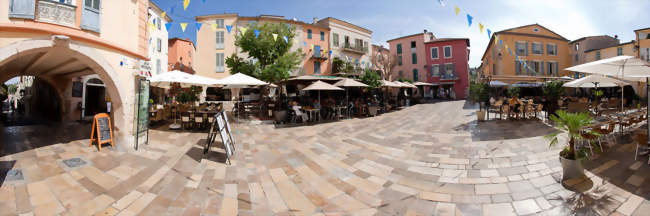 Vue panoramique de la place des Arcadesà Valbonne - Valbonne (06560) - Alpes-Maritimes