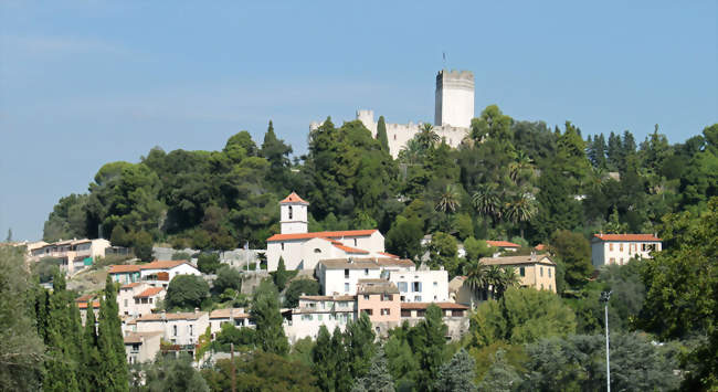 Le village surplombé par le Château de Villeneuve - Villeneuve-Loubet (06270) - Alpes-Maritimes