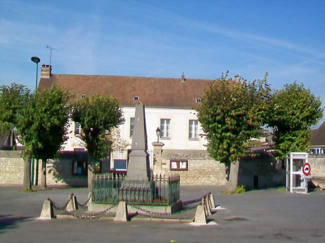 Mairie et monument aux morts - Angy (60250) - Oise