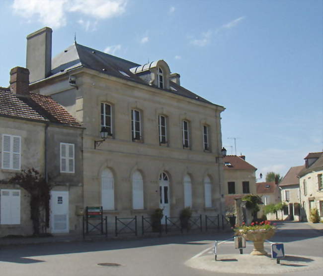 Mairie sur la place principale de Saint-Léonard - Avilly-Saint-Léonard (60300) - Oise