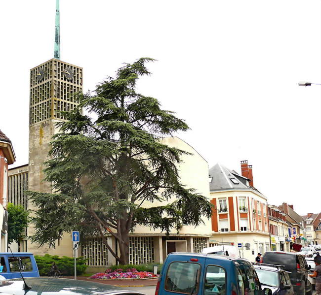 L'église paroissiale et la rue principale - Breteuil (60120) - Oise