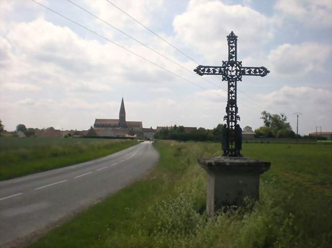 Le village depuis la croix Desnoyelles, au bord de la D110 - Cambronne-lès-Clermont (60290) - Oise