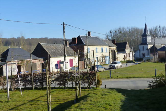 La place, la mairie et l'église de Catheux - Catheux (60360) - Oise