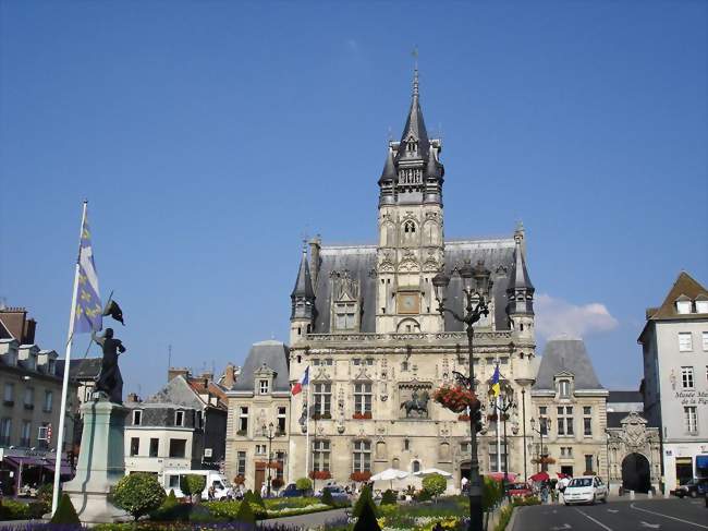La place de l'Hôtel de ville - Compiègne (60200) - Oise