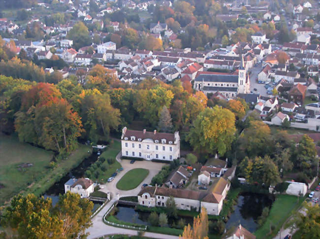 Vue aérienne du château et du centre-ville - Coye-la-Forêt (60580) - Oise