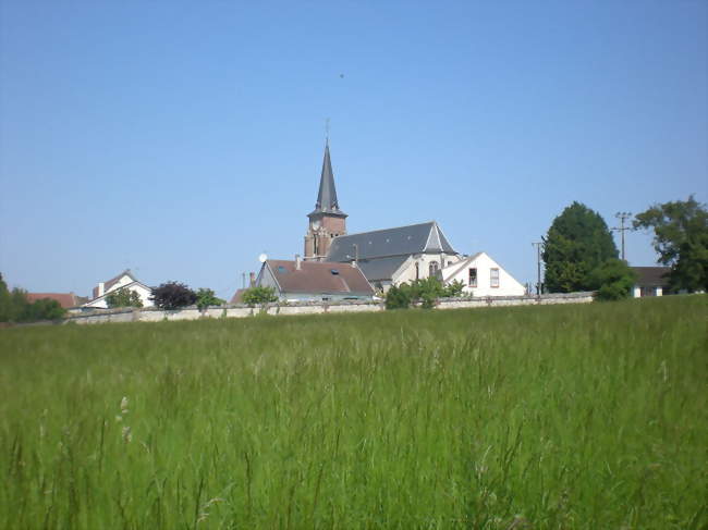 L'église Saint-Martin depuis les champs - Étouy (60600) - Oise