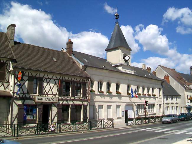 Auberge et mairie de Fleurines, rue du général de Gaulle - Fleurines (60700) - Oise