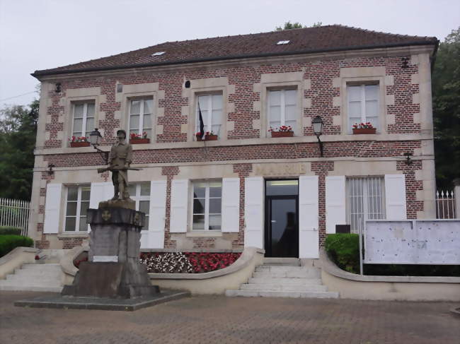 Mairie et monument aux morts - Jaux (60880) - Oise