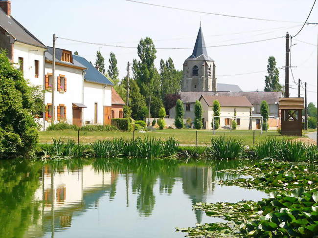 L'église Saint-Firmin, depuis la mare de la rue principale - Lavacquerie (60120) - Oise