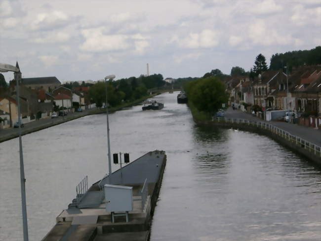 Le bourg vu de l'écluse surplombant le canal latéral à l'Oise - Longueil-Annel (60150) - Oise