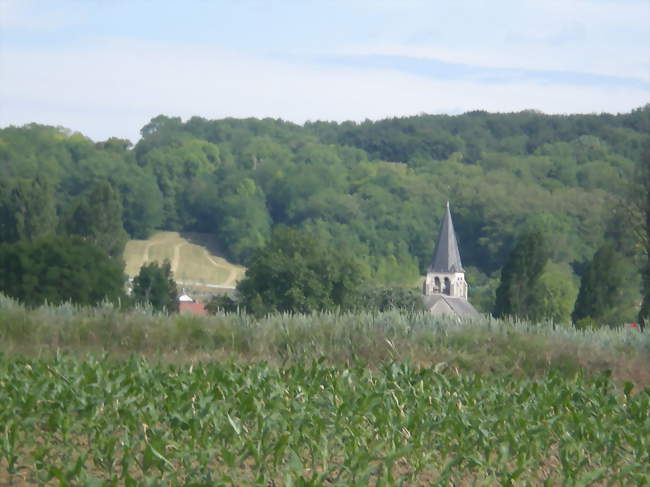 L'église vue depuis le sud de la commune - Neuilly-sous-Clermont (60290) - Oise