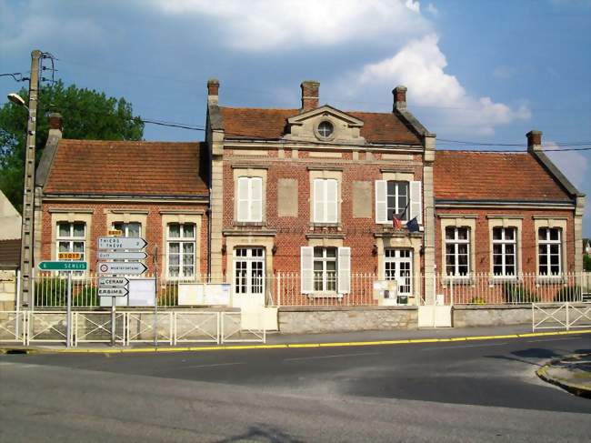 Mairie-école de Pontarmé sur la rue principale - Pontarmé (60520) - Oise