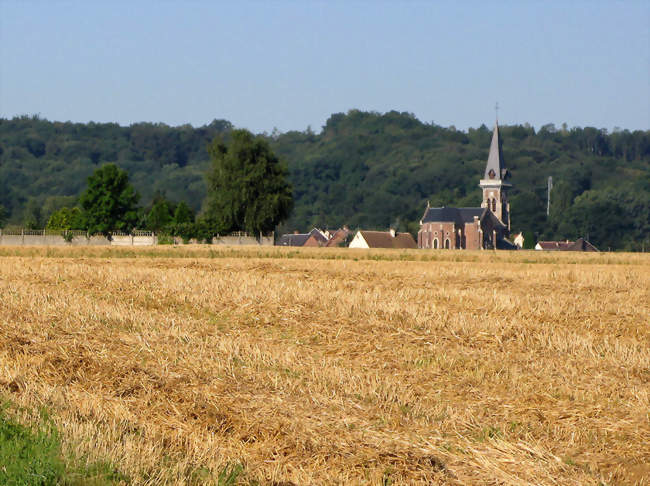 Silhouette de l'église et son arrière-plan de verdure - Porquéricourt (60400) - Oise