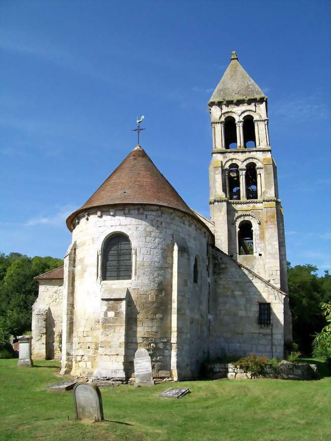 L'église romane de Rhuis, dont la construction a commencé au XIe siècle ; vue sur le chur - Rhuis (60410) - Oise