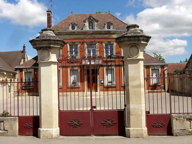 La mairie, ancien hôtel particulier, rue Gambetta - Sacy-le-Grand (60700) - Oise