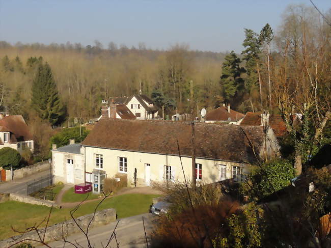 Mairie-école (à dr) et monument aux morts (à g) - Séry-Magneval (60800) - Oise