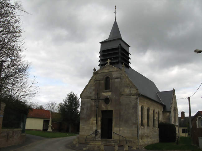 L'église Saint-Martin et le calvaire, le monument aux morts se trouve sur la gauche - Tartigny (60120) - Oise