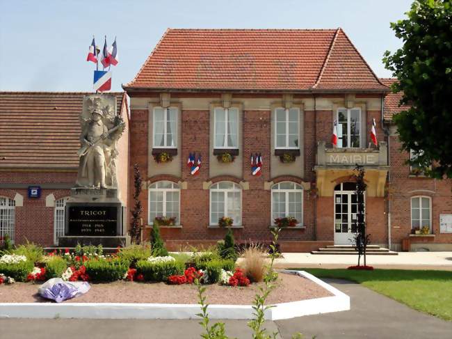 La mairie et le monument aux morts - Tricot (60420) - Oise