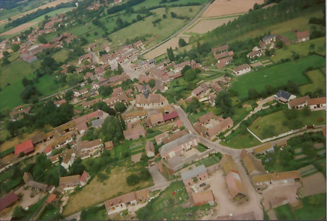 Vue aérienne de Villers-Saint-Barthélemy en mai 1984 - Villers-Saint-Barthélemy (60650) - Oise