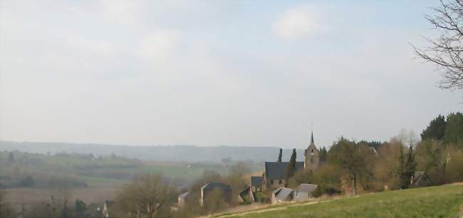 Vue d'une partie du village et de l'église Saint-Michel - Crouttes (61120) - Orne