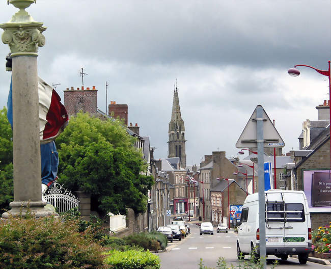 L'Avenue Thiers, en face de l'église Notre-Dame - La Ferté-Macé (61600) - Orne