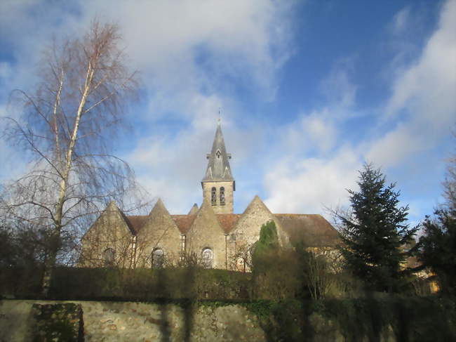 Église Sainte-Madeleine de la Madeleine-Bouvet vue depuis la rive de l'étang - La Madeleine-Bouvet (61110) - Orne