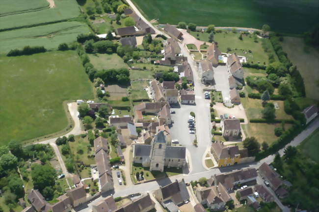 Vue aérienne du centre-bourg de Mâle - Mâle (61260) - Orne