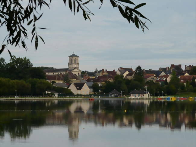 Vue générale de la ville prise de l'étang de Bois-Roger - Le Mêle-sur-Sarthe (61170) - Orne