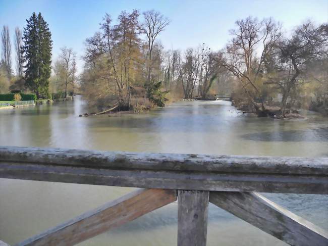 L'Eure, en arrivant à Neuilly - Neuilly-sur-Eure (61290) - Orne