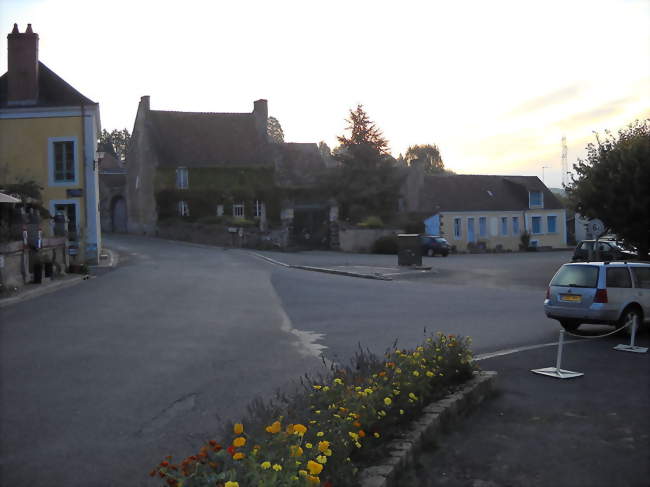 La place principale du village - La Perrière (61360) - Orne