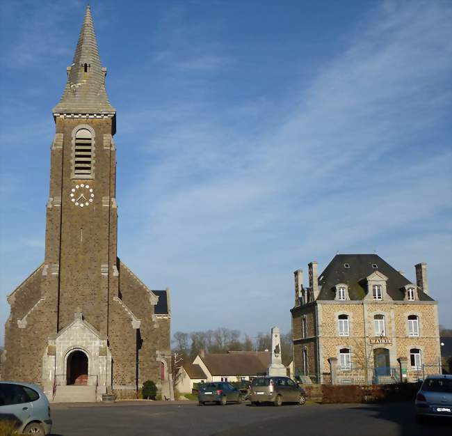 L'église et la mairie de Saint-Fraimbault - Saint-Fraimbault (61350) - Orne