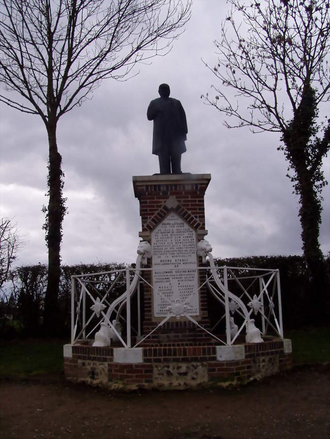 Statue de Désiré Guillemare - Saint-Ouen-sur-Iton (61300) - Orne