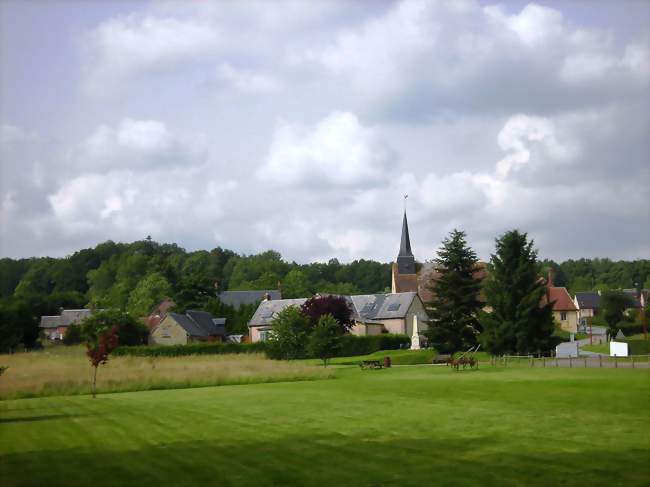 Vue sur le centre du village depuis l'étang communal - Saint-Pierre-des-Loges (61370) - Orne