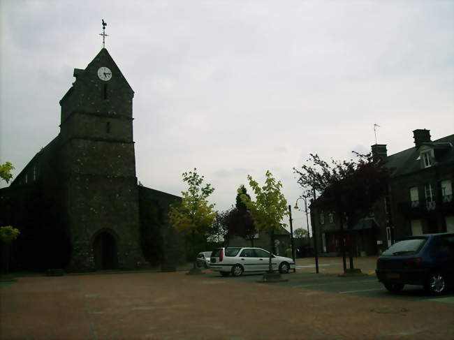 La place principale et l'église - La Sauvagère (61600) - Orne