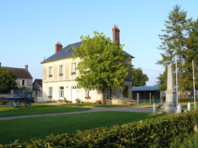 Vue de l'école maternelle et du monument aux morts - Vrigny (61570) - Orne