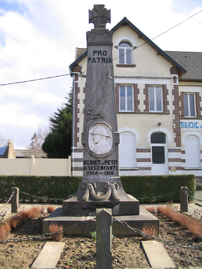 Le monument aux morts devant la mairie - Achiet-le-Petit (62121) - Pas-de-Calais