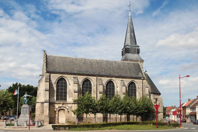 La place Saint Germain, l'église (1531) et le monument aux morts de la guerre 1914-1918 - Aix-Noulette (62160) - Pas-de-Calais