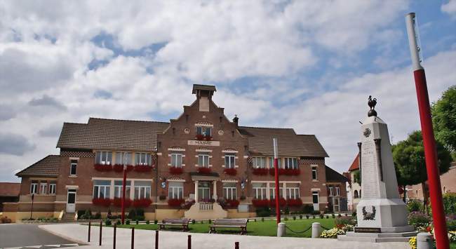 La mairie et le monument aux morts - Athies (62223) - Pas-de-Calais