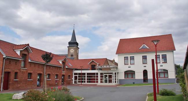 La mairie et derrière, le clocher de l'église - Bailleul-Sir-Berthoult (62580) - Pas-de-Calais