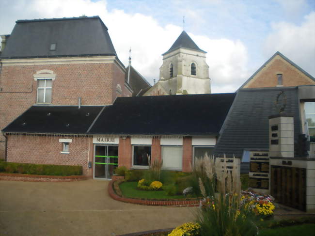 La mairie, l'église et le monument aux morts - Barlin (62620) - Pas-de-Calais