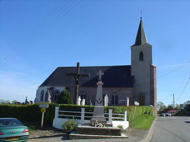 Le monument aux morts devant l'église - Bécourt (62240) - Pas-de-Calais