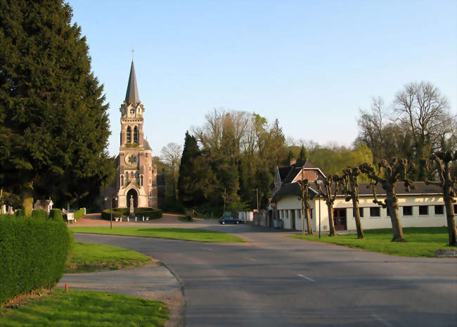 La rue fait une courbe pour contourner l'église et le cimetière - Brias (62130) - Pas-de-Calais