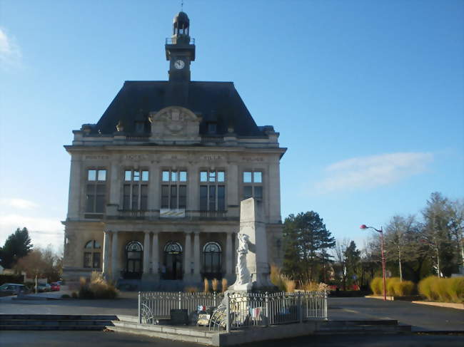 L'hôtel de ville et le monument aux morts - Calonne-Ricouart (62470) - Pas-de-Calais