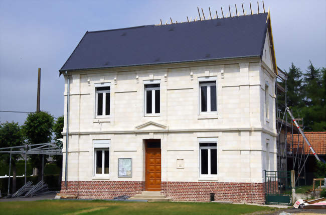 La mairie (lors des travaux de toiture en juin 2011) - La Cauchie (62158) - Pas-de-Calais