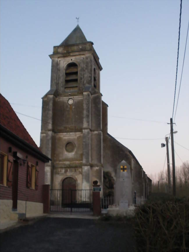 L'église et le monument aux morts - Caumont (62140) - Pas-de-Calais